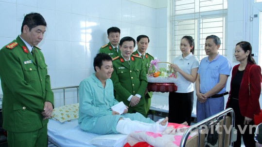 Lãnh đạo Công an tỉnh Lào Cai thăm hỏi, động viên cán bộ bị thương trong khi vây bắt đối tượng phạm tội về ma túy